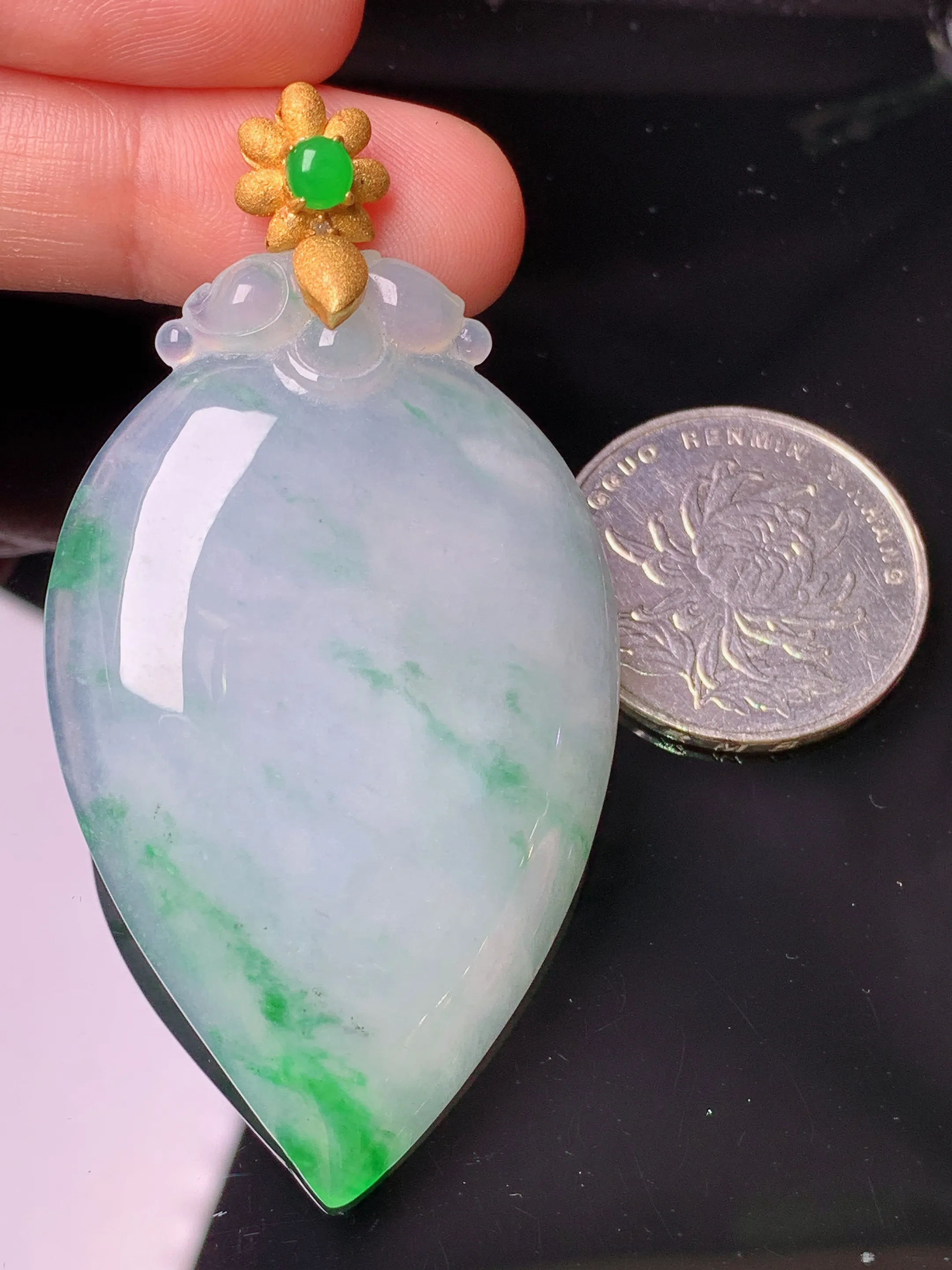 18k金镶嵌飘绿寿桃吊坠 玉质细腻 色泽艳丽清新 整体尺寸64.8*34.2*6