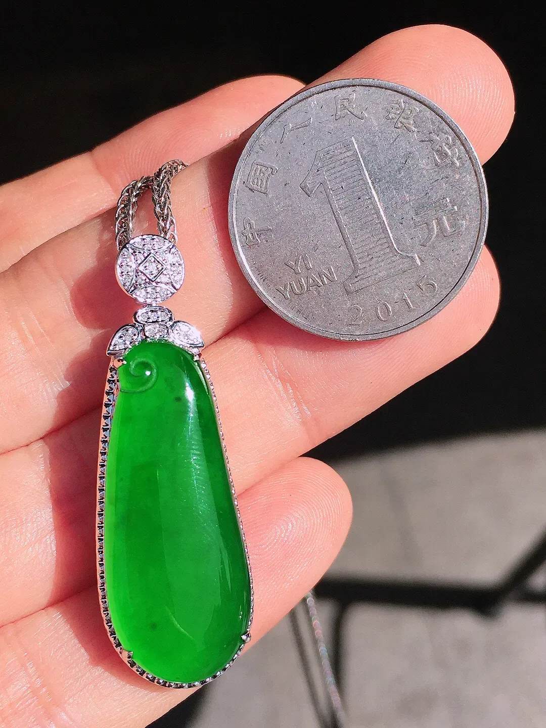 满绿福瓜吊坠，色泽均匀浓郁，玉质细腻，荧光感超
强，饱满圆润，尽显优雅气质，18k
金豪华镶嵌