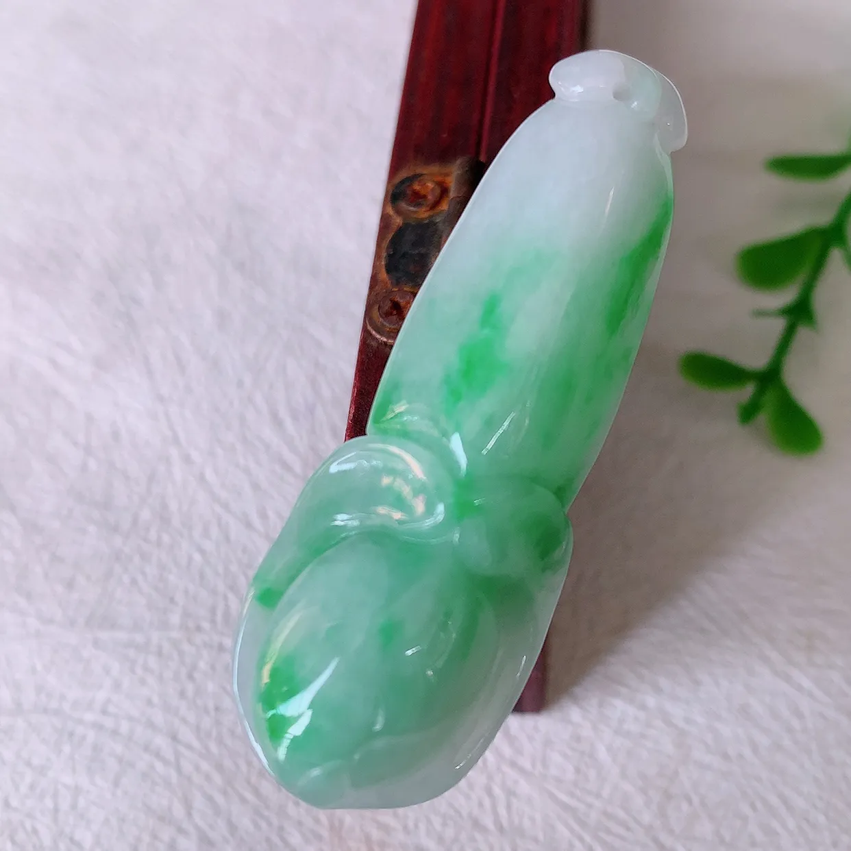 自然光实拍，冰润飘绿翡翠玉兰花吊坠，种老水足，雕工精湛 ，寓意美好，佩戴时尚出众！#57.27