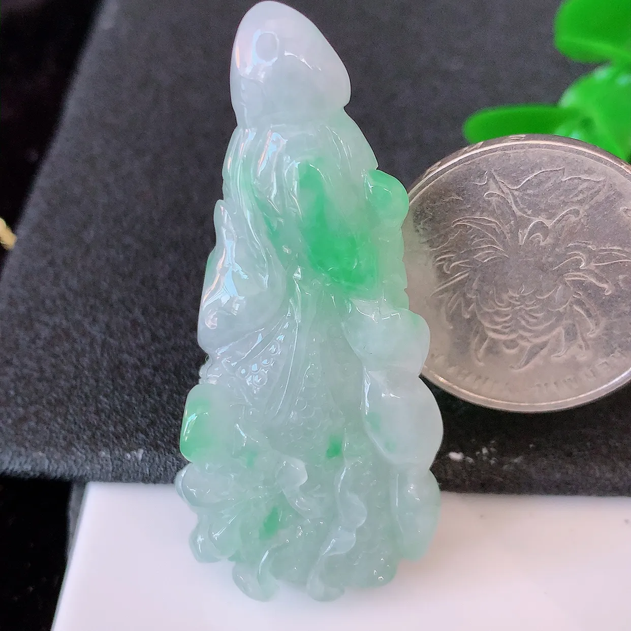 自然光实拍，冰润飘绿翡翠招百财白菜吊坠，百财聚来，财源滚滚，色泽鲜艳，精工水润的白菜，性价比高！#57.25