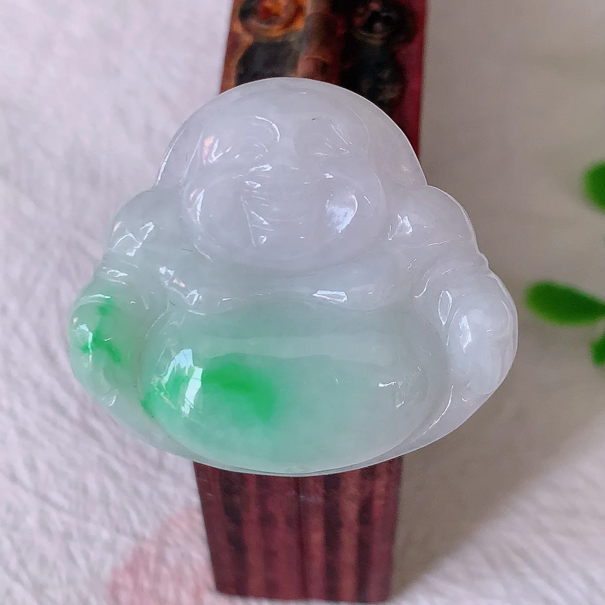 自然光实拍，冰润飘绿翡翠佛公吊坠，笑口常开，佛公在心中，一生平安幸福，佛公翠色迷人，佩戴佳品！#57