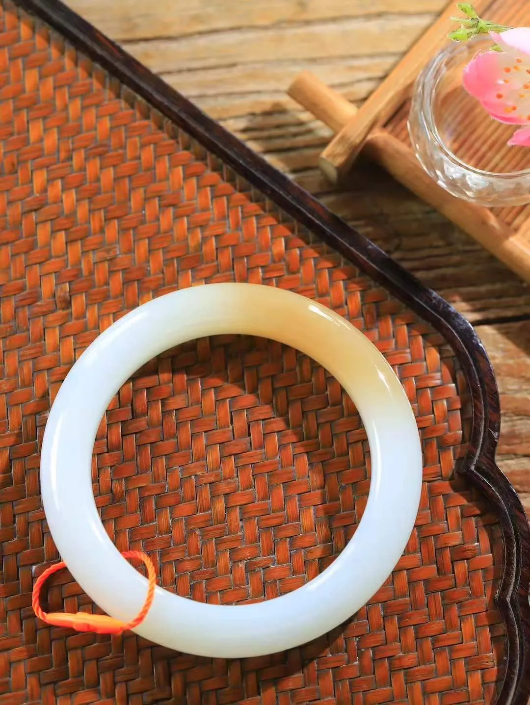 （柔情似水.手镯）

收藏级和田玉糖白玉手镯，玉质温润细腻，镯型饱满圆润，优雅知性，姽婳于幽静兮，又婆娑乎人间，经典款型，古朴典雅。极具灵性，腕间风情，风姿卓越。 重60.84克   尺寸58.5-11-10.7mm    FDL-361102826