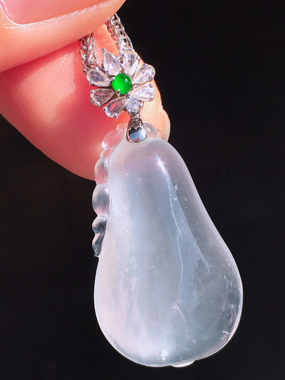 玻璃种福瓜吊坠，玉质细腻，荧光感超
强，饱满圆润，尽显优雅气质，18k
金豪华镶嵌