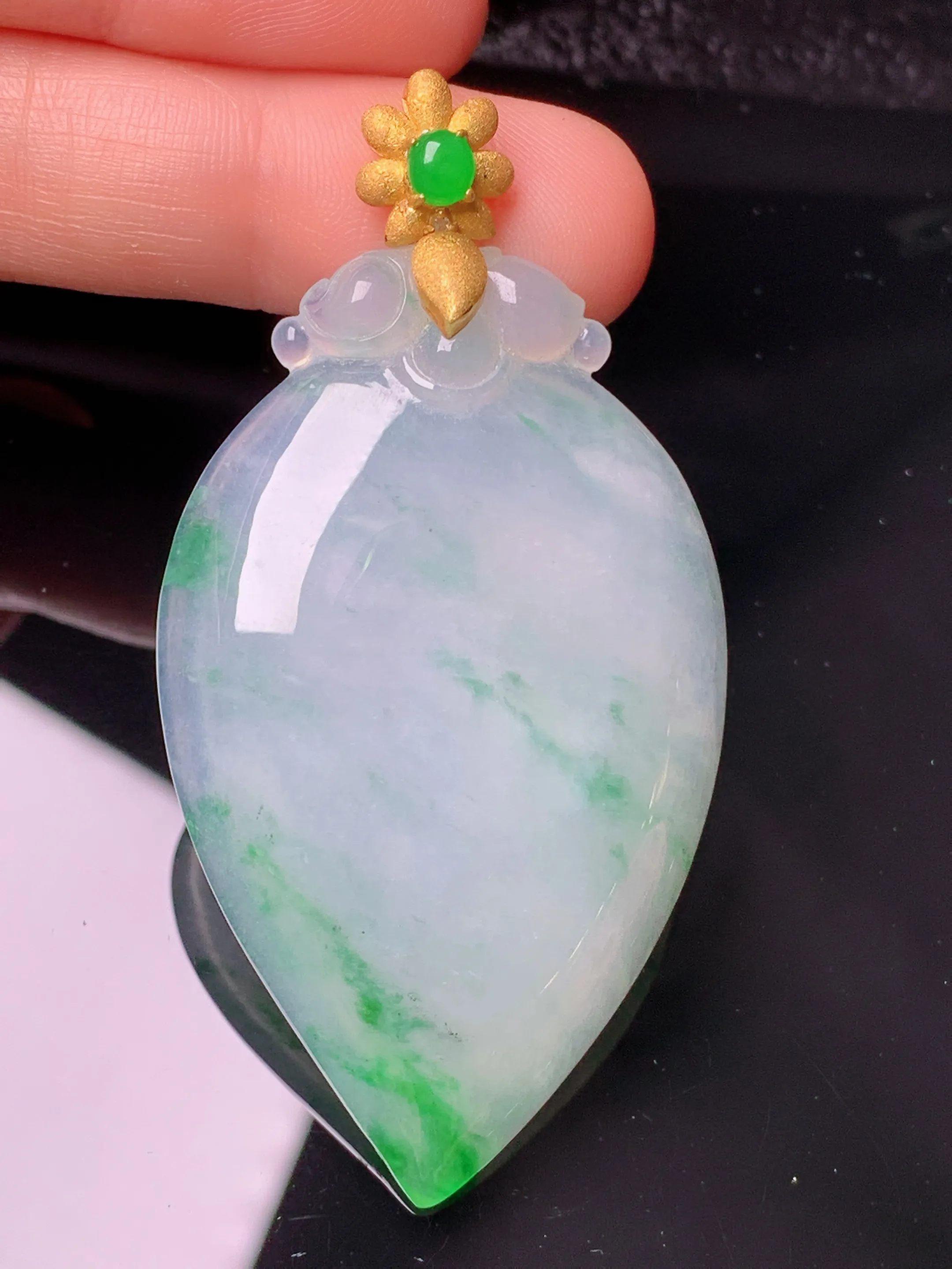 18k金镶嵌飘绿寿桃吊坠 玉质细腻 色泽艳丽清新 整体尺寸64.8*34.2*6