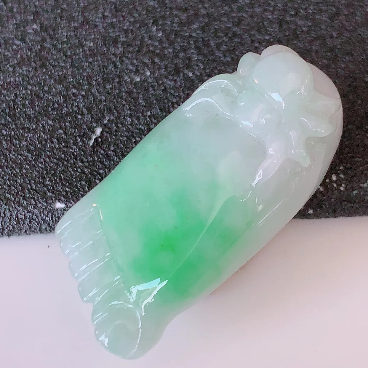 自然光实拍，冰润飘绿翡翠知足常乐吊坠，种老水足，雕工精湛 ，寓意美好，佩戴时尚出众！#87.27