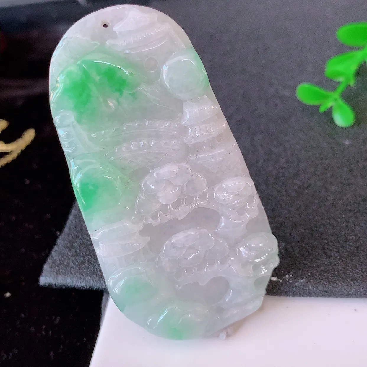 自然光实拍，冰润飘绿翡翠山水牌吊坠，翡翠山水，立体生动形象，山水素材布局合理，意境感佳，佩戴上身效果更高贵 #46.25