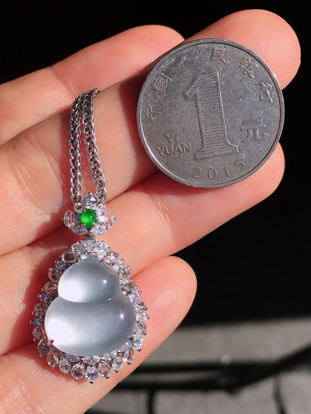 冰种葫芦吊坠，玉质细腻，荧光感超
强，饱满圆润，尽显优雅气质，18k
金豪华镶嵌