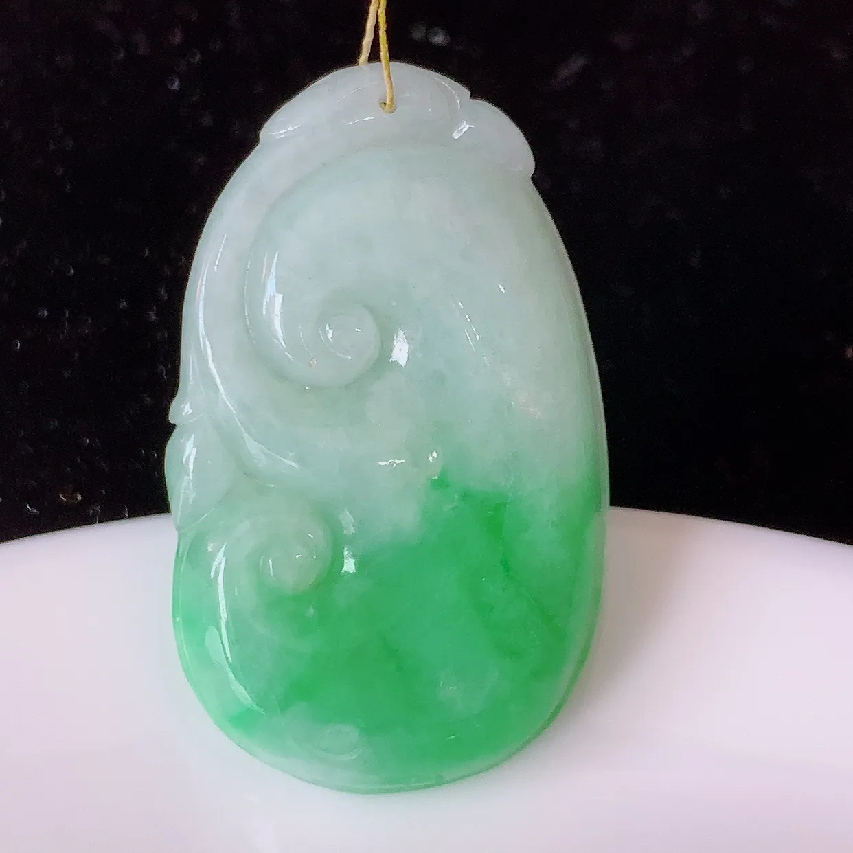 自然光实拍，冰润飘绿翡翠如意吊坠，上身效果非常美，饱满大气，工艺美，万事如意，如意一生，#35.27