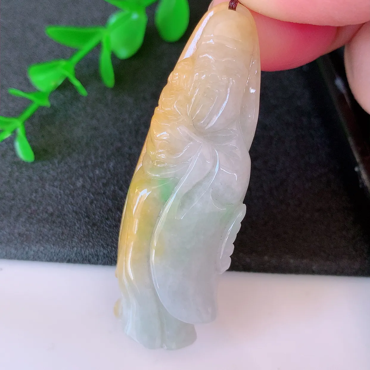 自然光实拍，冰润黄加绿翡翠寿星公吊坠，种老水足，雕工精湛 ，寓意美好，佩戴时尚出众！#60.25