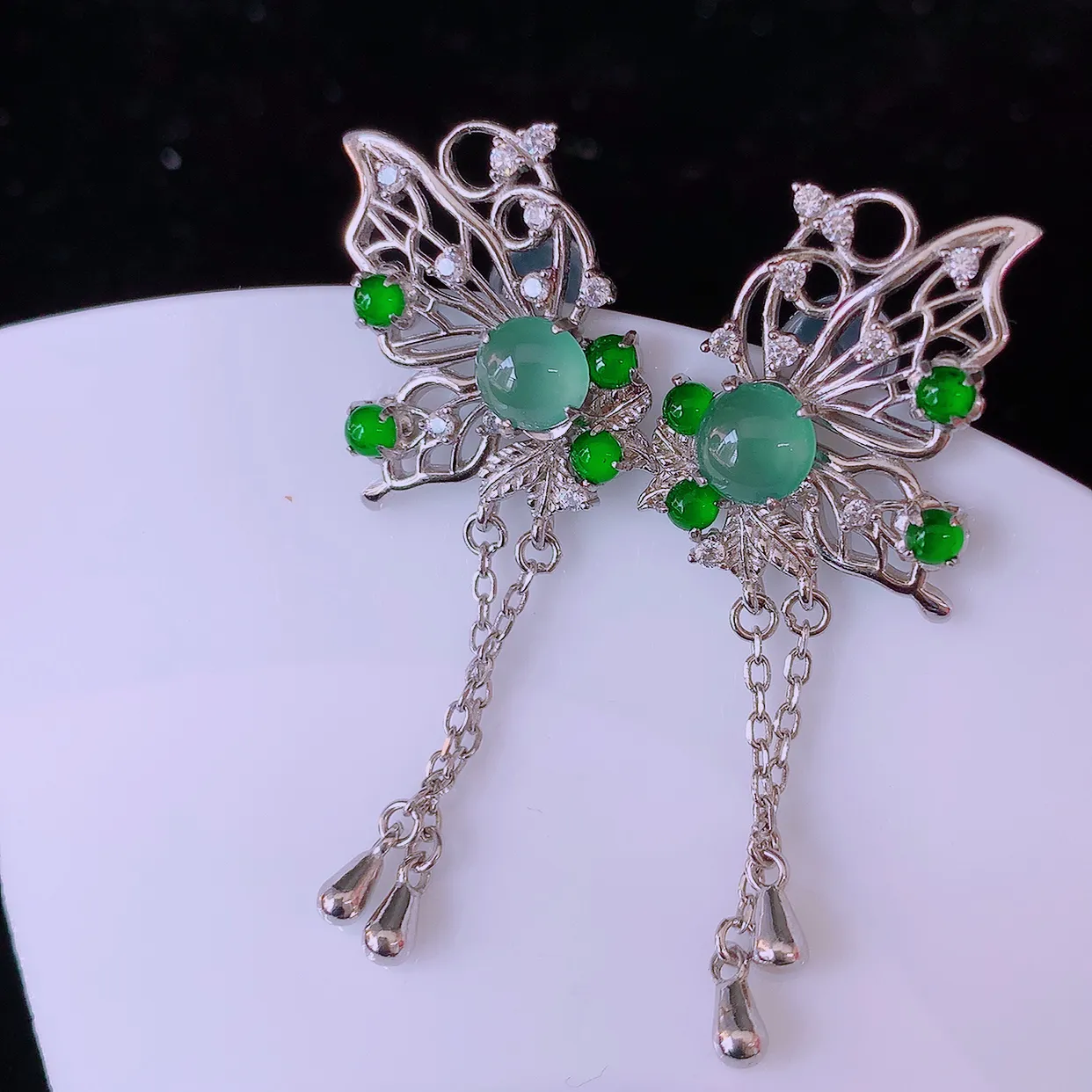 冰透满绿翡翠925银镶嵌耳坠，自然光实拍，翠色灵动，颜色漂亮，种老水足，品相佳，佩戴佳品！#97.27整体39.5*15*13.5裸裸5.5*5.5