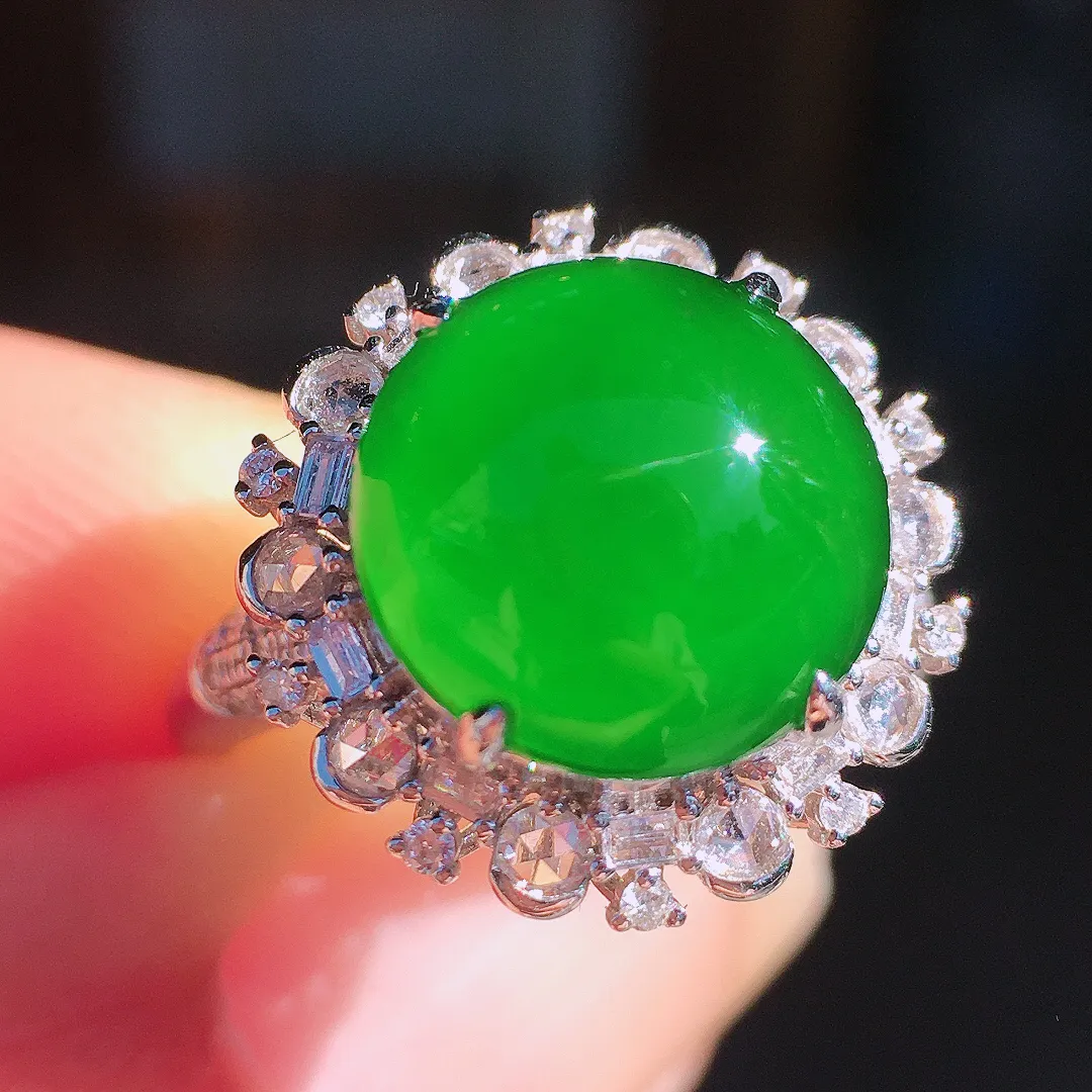 阳绿蛋面戒指，色泽均匀艳丽，玉质细腻，荧光感超
强，饱满圆润，尽显优雅气质，18k
金豪华镶嵌