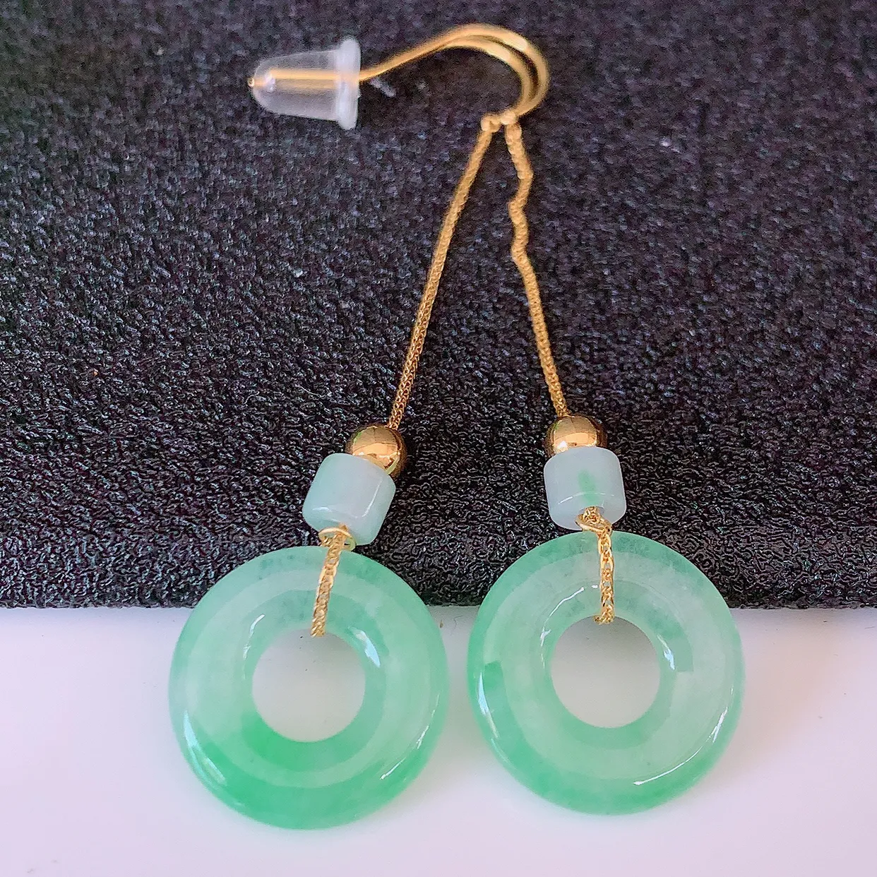 18k金镶嵌冰种飘绿翡翠平安扣耳坠，沁人心脾，耳坠佩戴效果大气出众，尽显气质。种水好，胶感足，颜相当漂亮，高性价比，值得入手品鉴！#41.25整体48裸石12.6-2.5