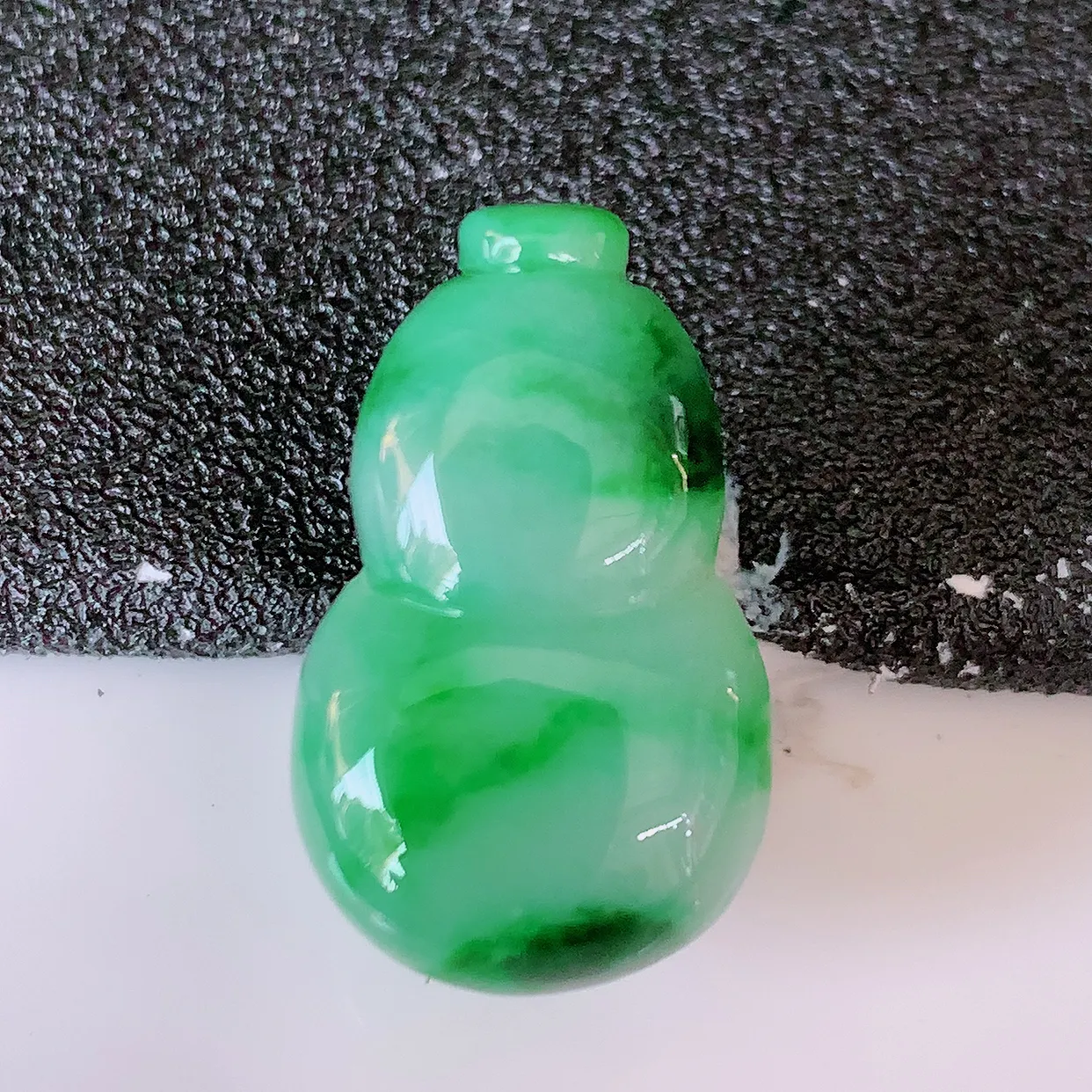 自然光实拍，水润飘绿翡翠葫芦蛋面，翠色灵动，玉质细腻，颜色漂亮，品相佳，佩戴佳品！#05.27