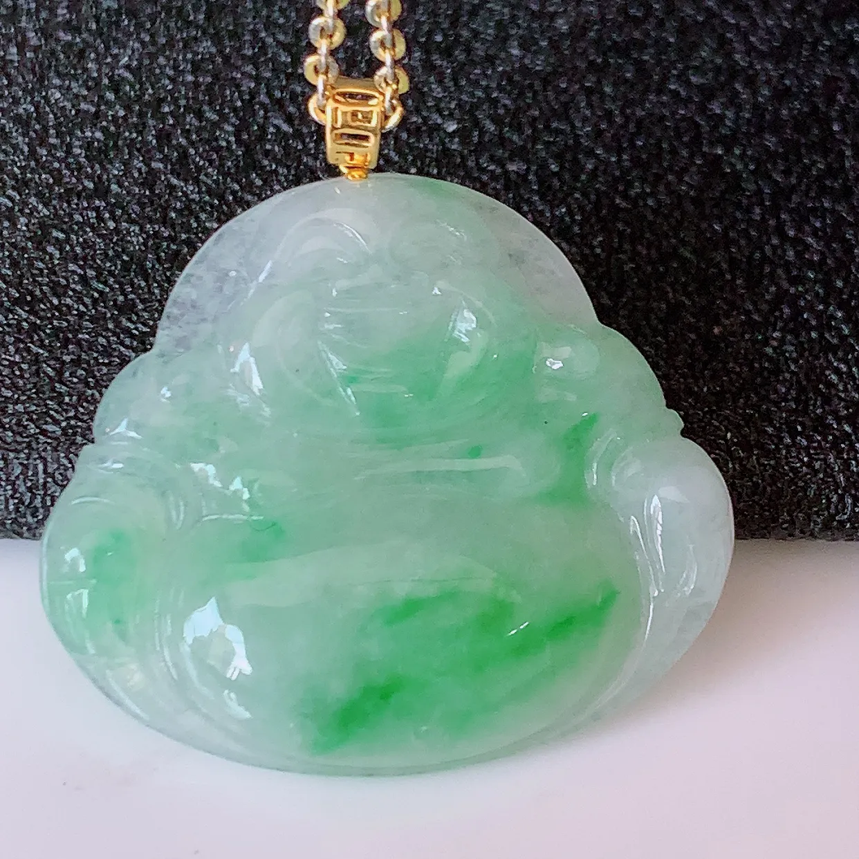 18K金镶嵌冰润飘绿翡翠佛公吊坠，玉质细腻，时‮大尚‬方，款式经典，佩戴优雅高贵上档次！#42.27