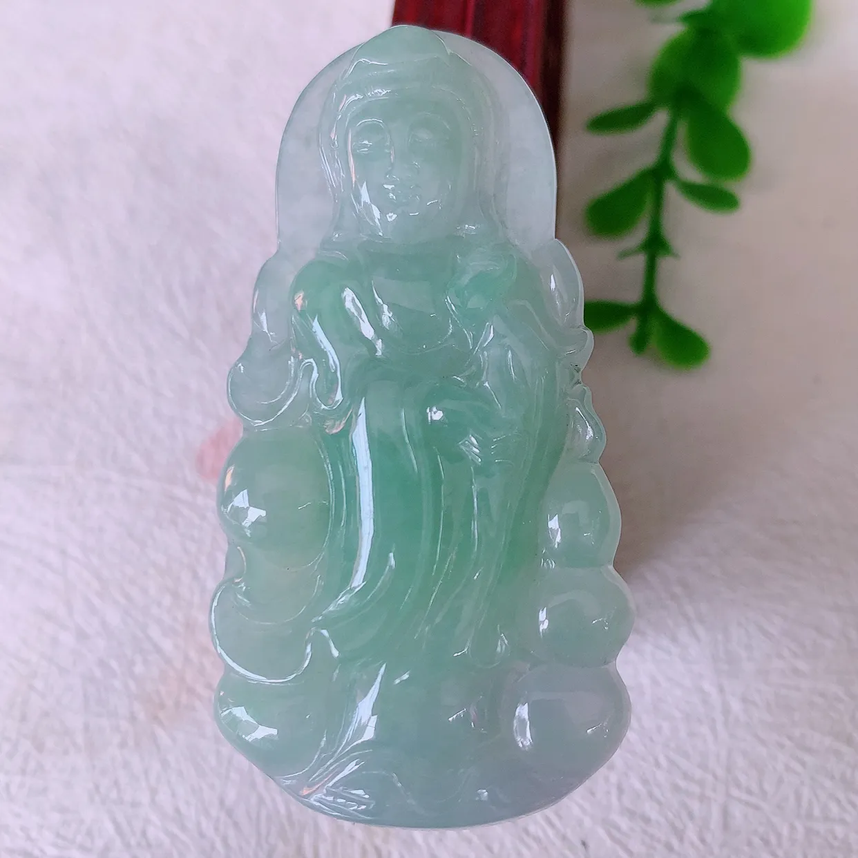 自然光实拍，冰胶飘绿翡翠观音菩萨吊坠，赐福观音，冰透亮泽，美观亮丽，观音面相端庄#57.27