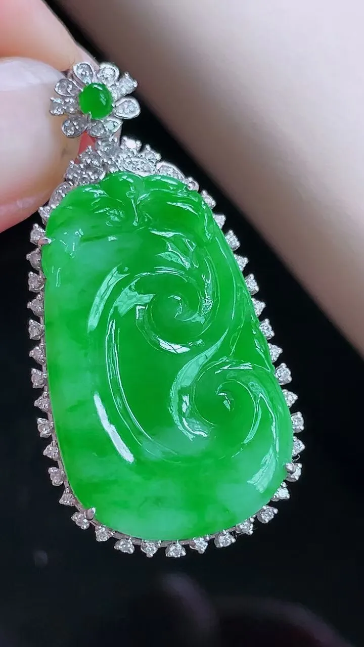 【翡翠名称】老坑种18K金镶钻冰阳绿如意吊坠挂件
【翡翠尺寸】含金40.2/19.9/7.4mm
【
