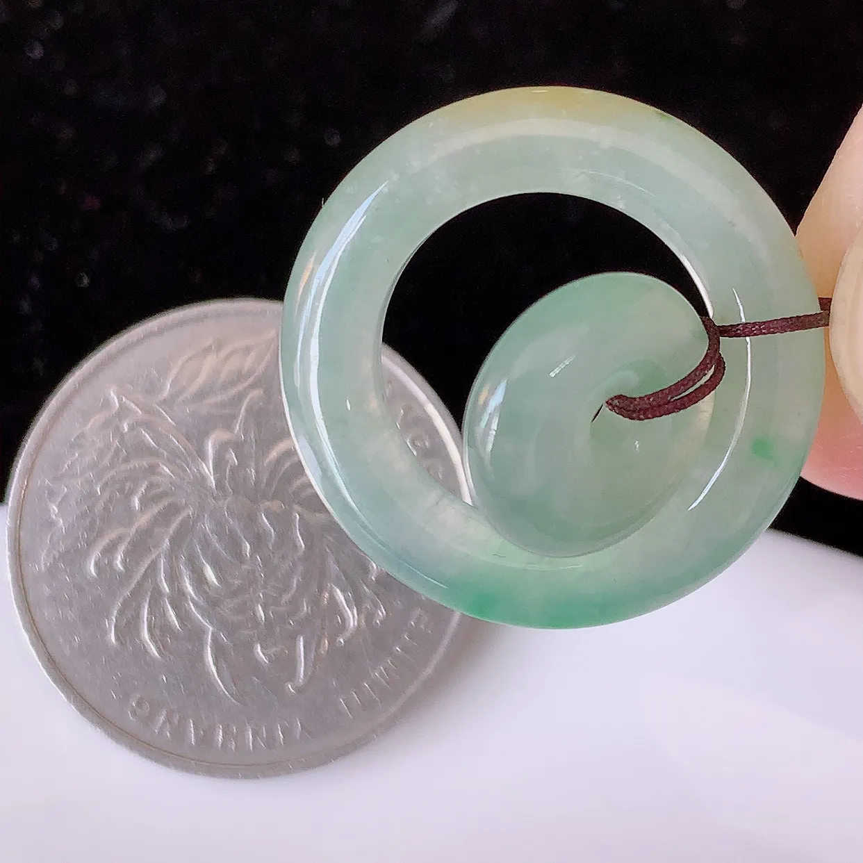 自然光实拍，冰种黄加绿翡翠平安母子扣吊坠，玉扣，平安是福；很美的料子，平安扣佩戴优雅迷人！#57.27