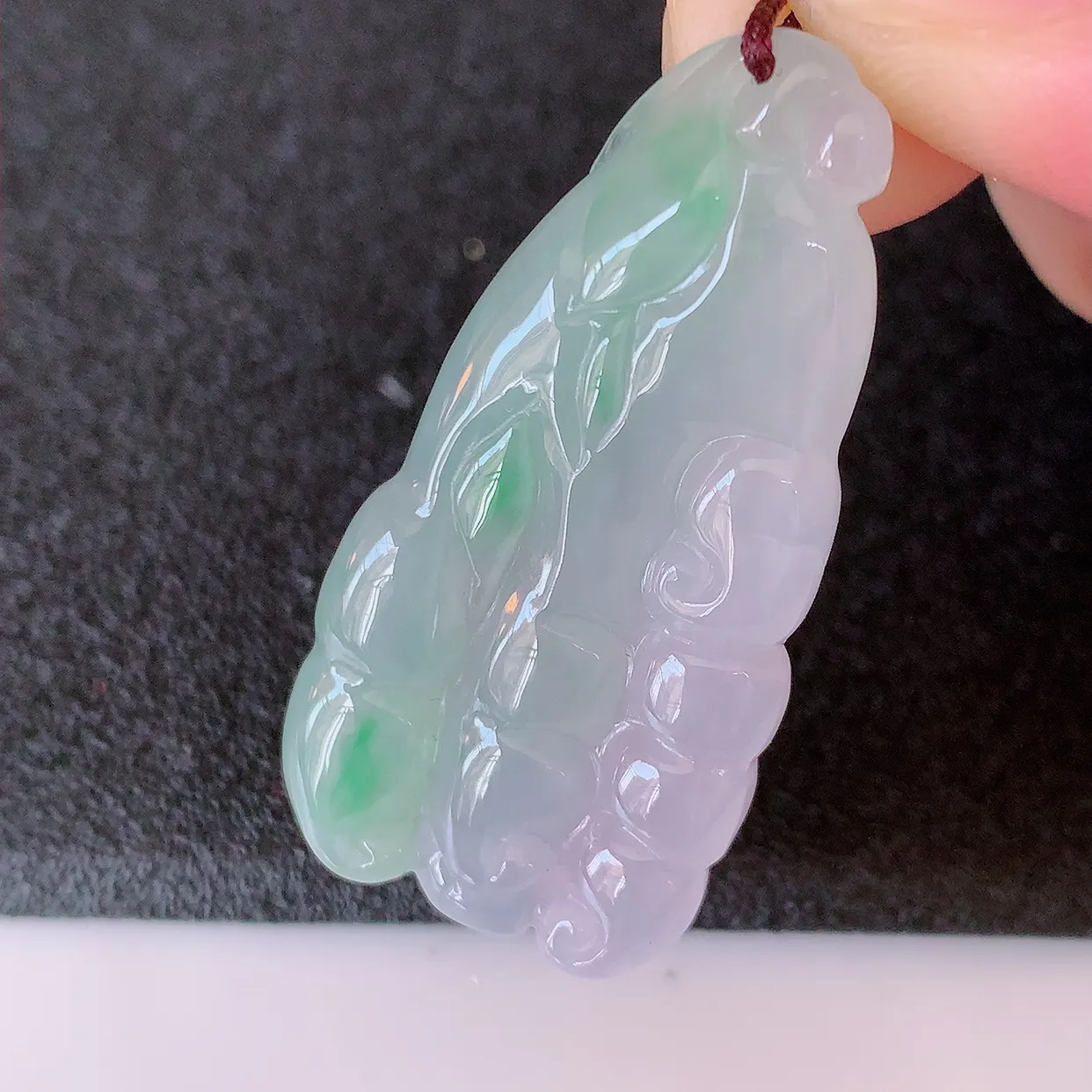 自然光实拍，冰胶春带彩翡翠佛手吊坠，翠色灵动，种老水足，寓意好，品相佳，佩戴佳品！#41.27
