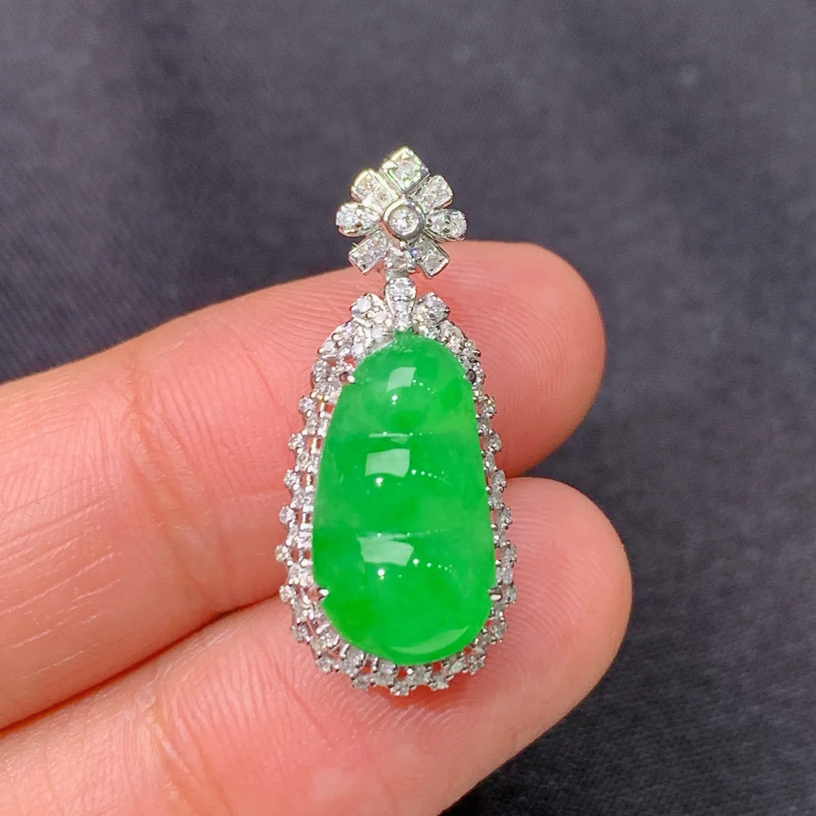 阳绿福豆吊坠，18k金镶嵌，色泽鲜阳，冰润细腻，种水足 尺寸24.7*10.7*8.4