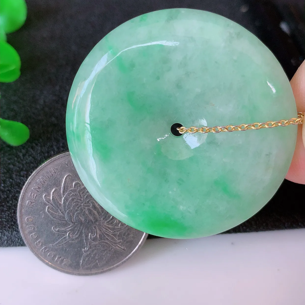 自然光实拍，冰大件飘绿翡翠平安扣吊坠，玉扣，平安是福；很美的料子，平安扣佩戴优雅迷人！#05.27