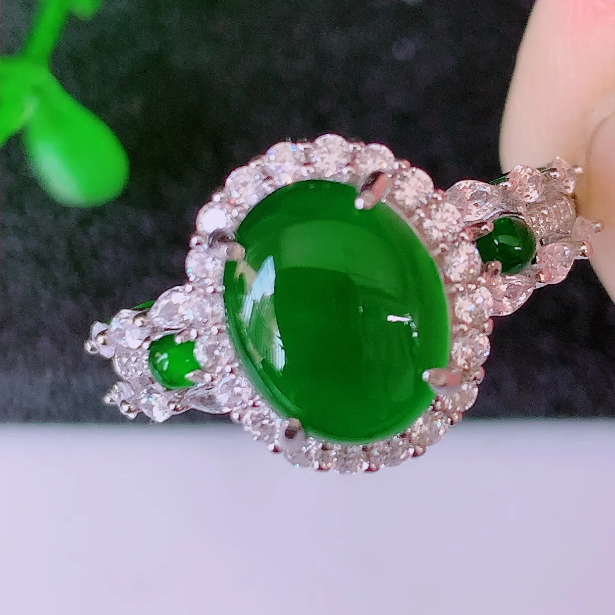 冰透满绿翡翠925银镶嵌戒指，自然光实拍，翠色灵动，颜色漂亮，种老水足，品相佳，佩戴佳品！#97.27（圈口可调大小）整体25.5*18*7.2裸裸10*7.8