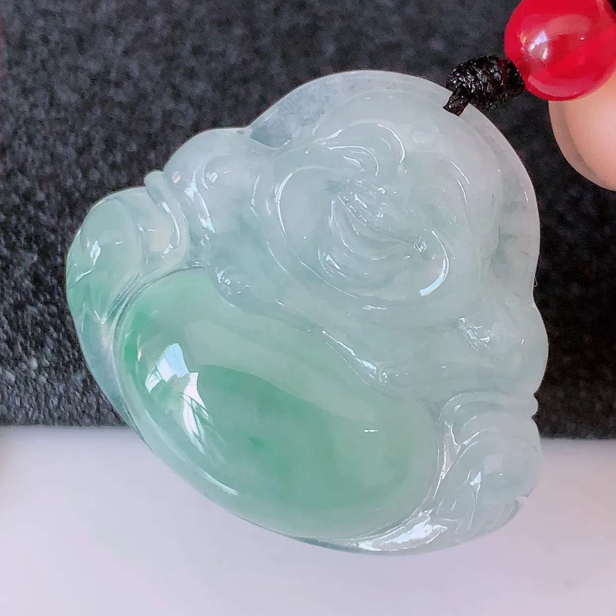 自然光实拍，冰种飘绿翡翠佛公吊坠，玉笑佛，饱满，开脸喜庆，配戴优雅迷人！#46.27