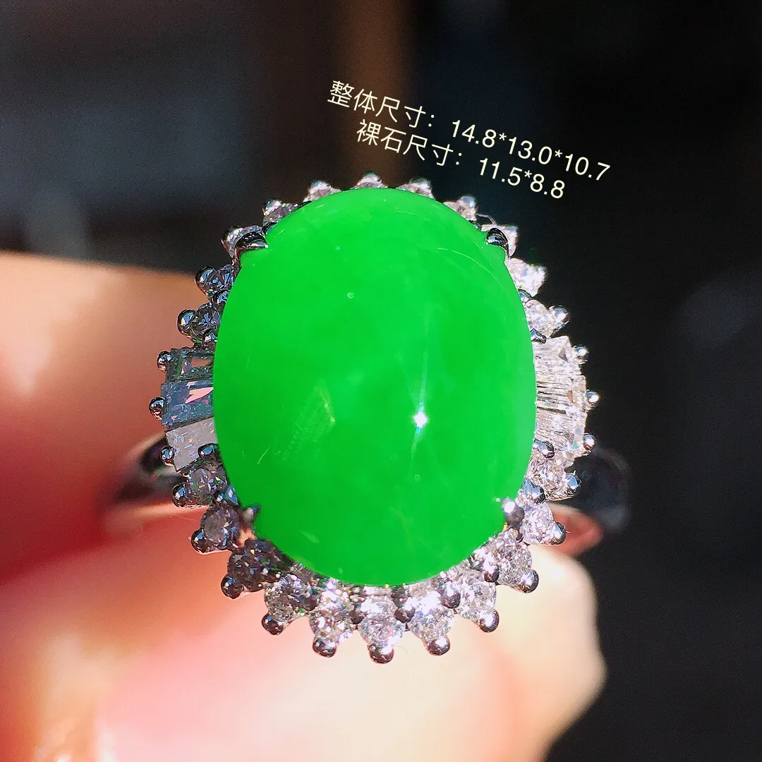 阳绿蛋面戒指，色泽均匀艳丽，玉质细腻，荧光感超
强，饱满圆润，尽显优雅气质，18k
金豪华镶嵌