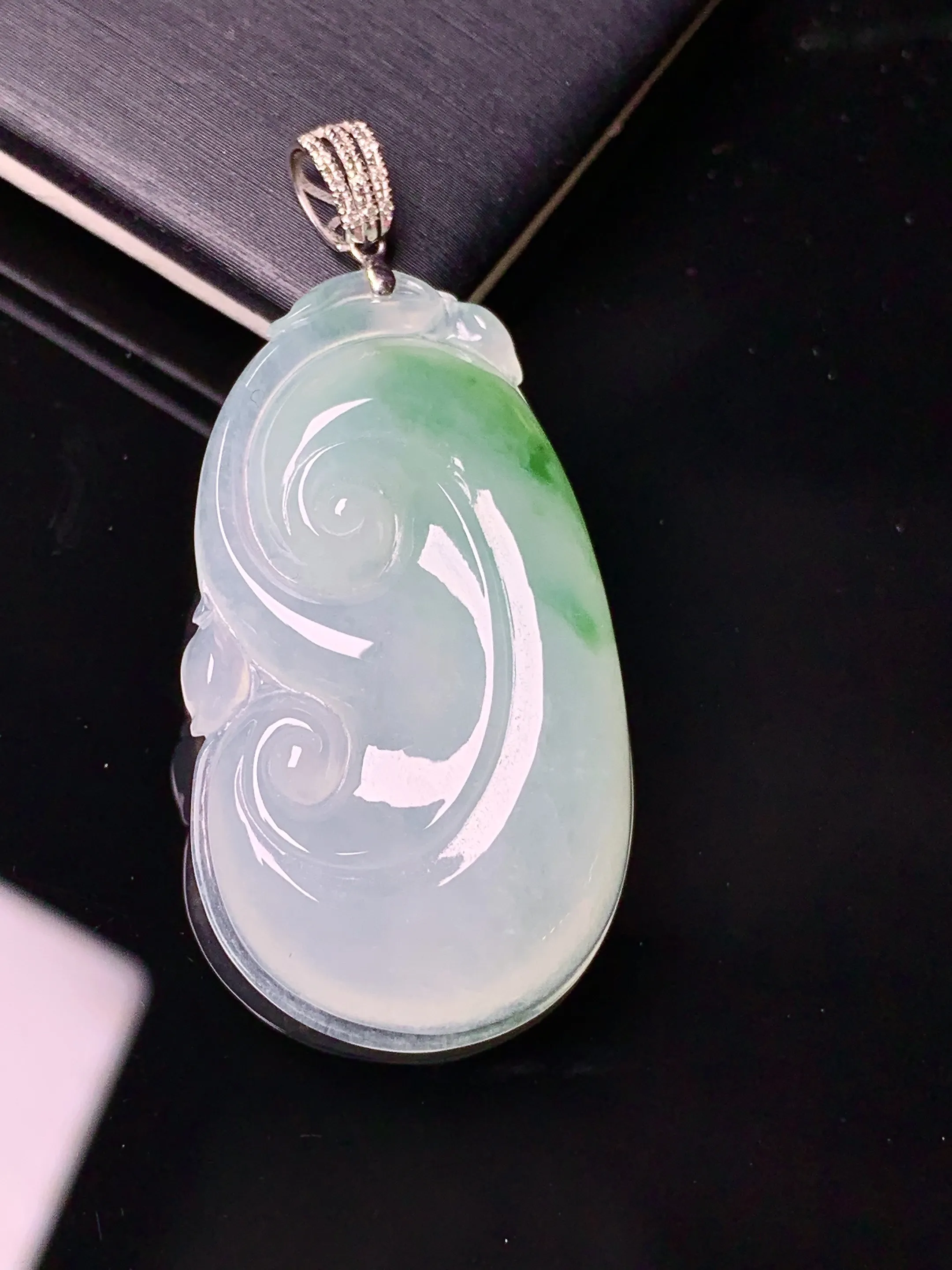 18k金镶嵌飘绿如意吊坠 玉质细腻 色泽艳丽清新 整体尺寸44*20.7*5.3