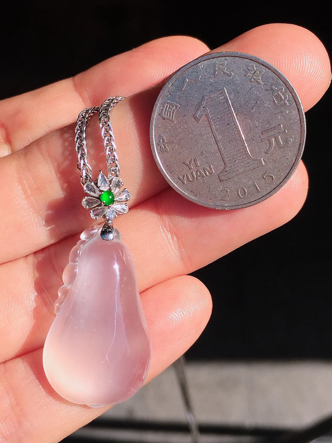 玻璃种福瓜吊坠，玉质细腻，荧光感超
强，饱满圆润，尽显优雅气质，18k
金豪华镶嵌