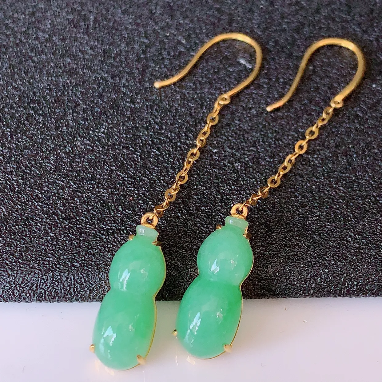 18k金镶嵌满绿翡翠葫芦耳坠，沁人心脾，耳坠佩戴效果大气出众，尽显气质。种水好，胶感足，颜相当漂亮，高性价比，值得入手品鉴！#42.27整体47.5*6.6*6.6裸裸15*6.6