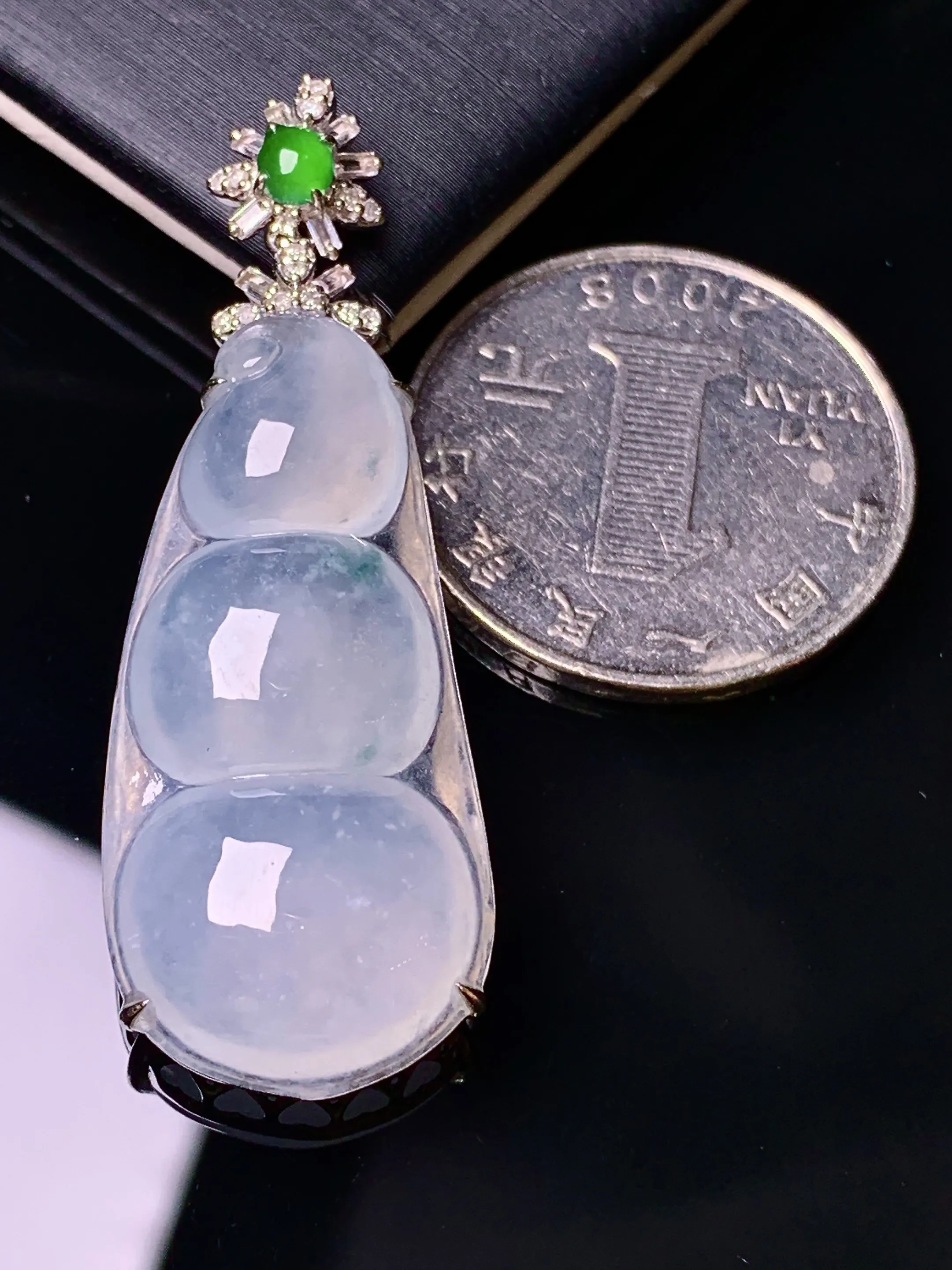 18k金钻镶嵌冰种四季豆吊坠 玉质细腻 色泽艳丽清新 整体尺寸46*16.3*8.3