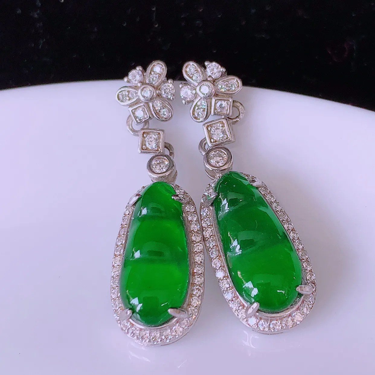 冰透满绿翡翠925银镶嵌福豆耳坠，自然光实拍，翠色灵动，颜色漂亮，种老水足，品相佳，佩戴佳品！#97.27整体31*9*5.2裸裸14.5*6.5