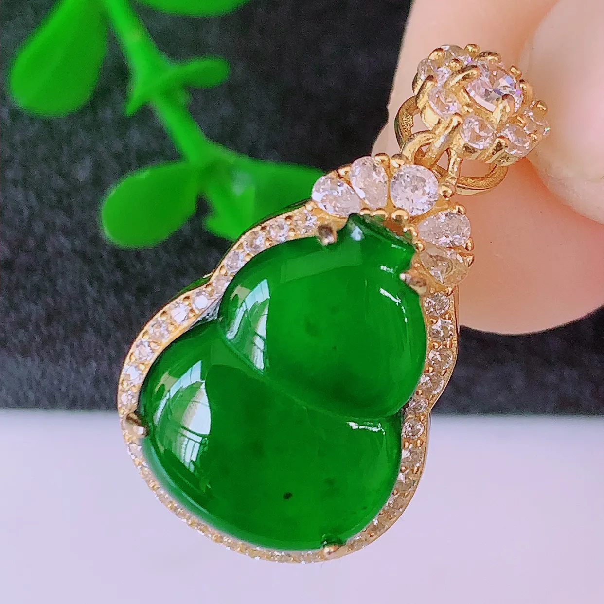 冰透满绿翡翠925银镶嵌葫芦吊坠，自然光实拍，翠色灵动，颜色漂亮，种老水足，品相佳，佩戴佳品！#97.27整体26.5*15*9.6裸石16.5*12