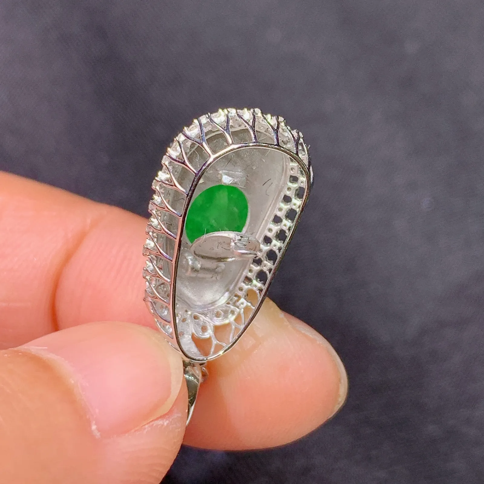 阳绿福豆吊坠，18k金镶嵌，色泽鲜阳，冰润细腻，种水足 尺寸24.7*10.7*8.4