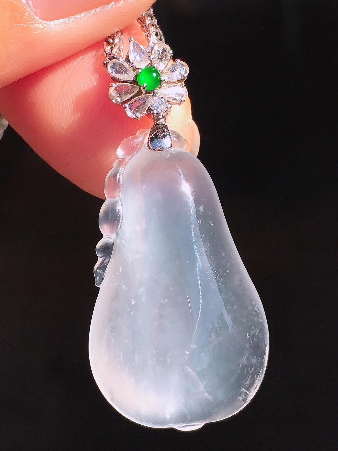 玻璃种福瓜吊坠，玉质细腻，荧光感超
强，饱满圆润，尽显优雅气质，18k
金豪华镶嵌