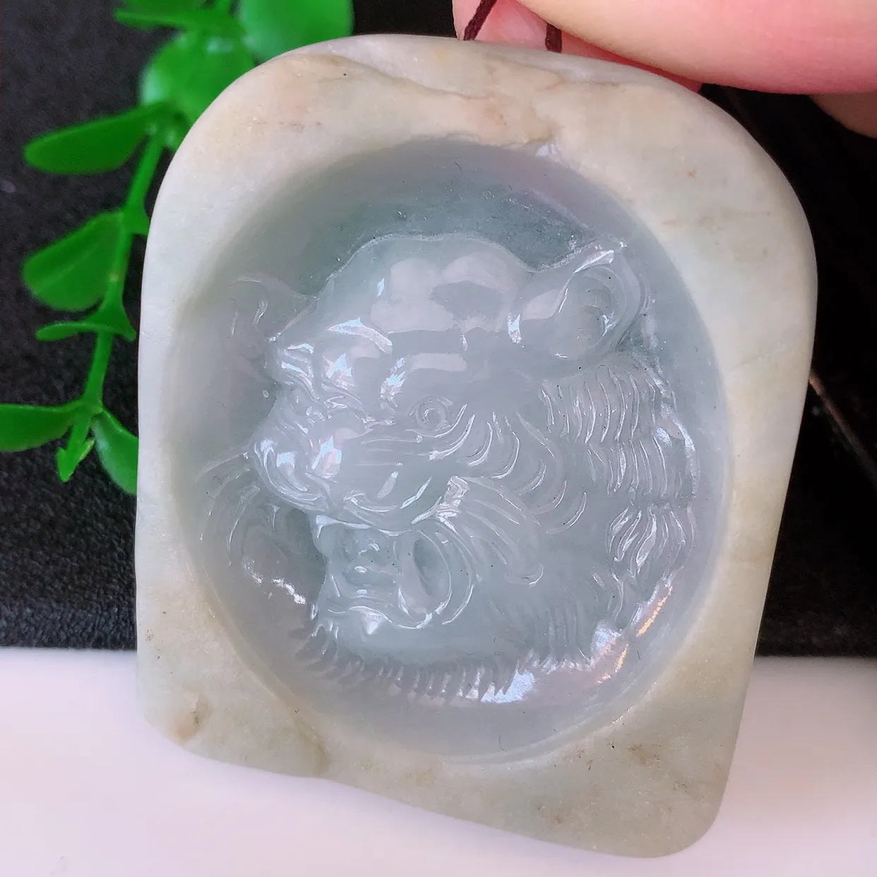 自然光实拍，冰胶翡翠生肖虎牌吊坠，种老水足，雕工精湛 ，寓意美好，佩戴时尚出众！#60.25