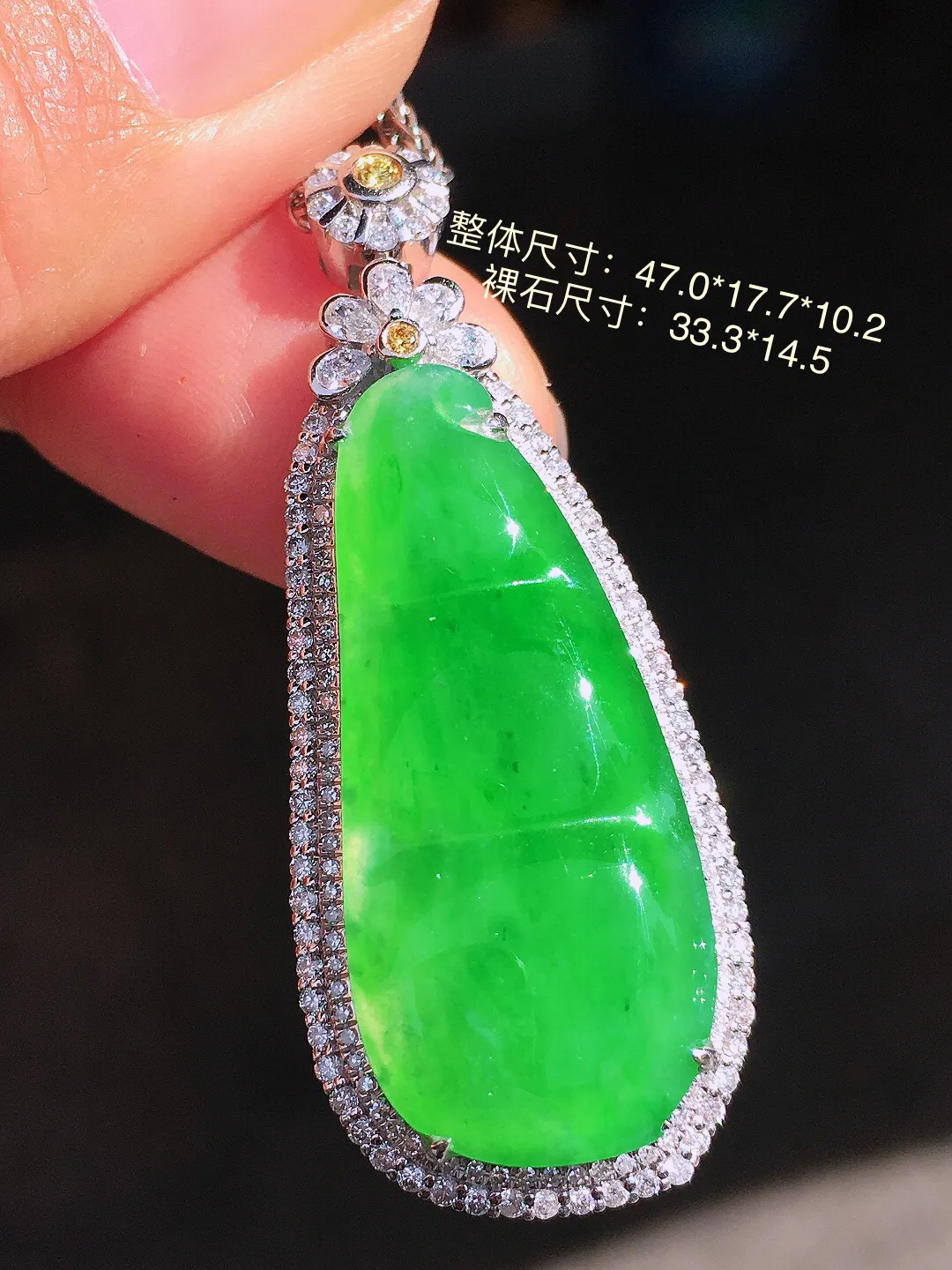 阳绿福豆吊坠，色泽均匀艳丽，玉质细腻，荧光感超
强，饱满圆润，尽显优雅气质，18k
金豪华镶嵌