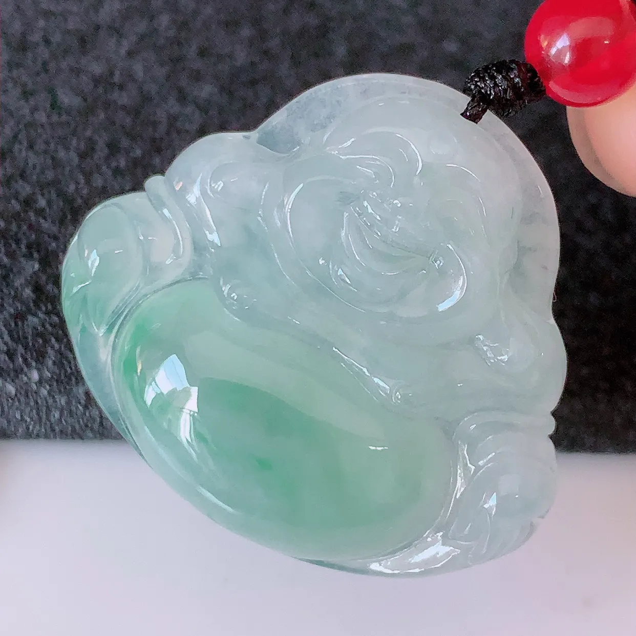自然光实拍，冰种飘绿翡翠佛公吊坠，玉笑佛，饱满，开脸喜庆，配戴优雅迷人！#46.27
