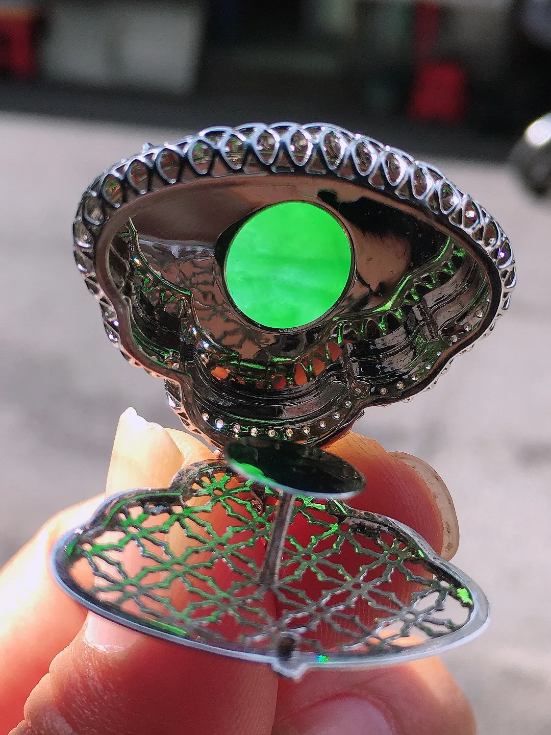 阳绿佛公吊坠，色泽均匀艳丽，玉质细腻，荧光感超
强，饱满圆润，尽显优雅气质，18k
金豪华镶嵌