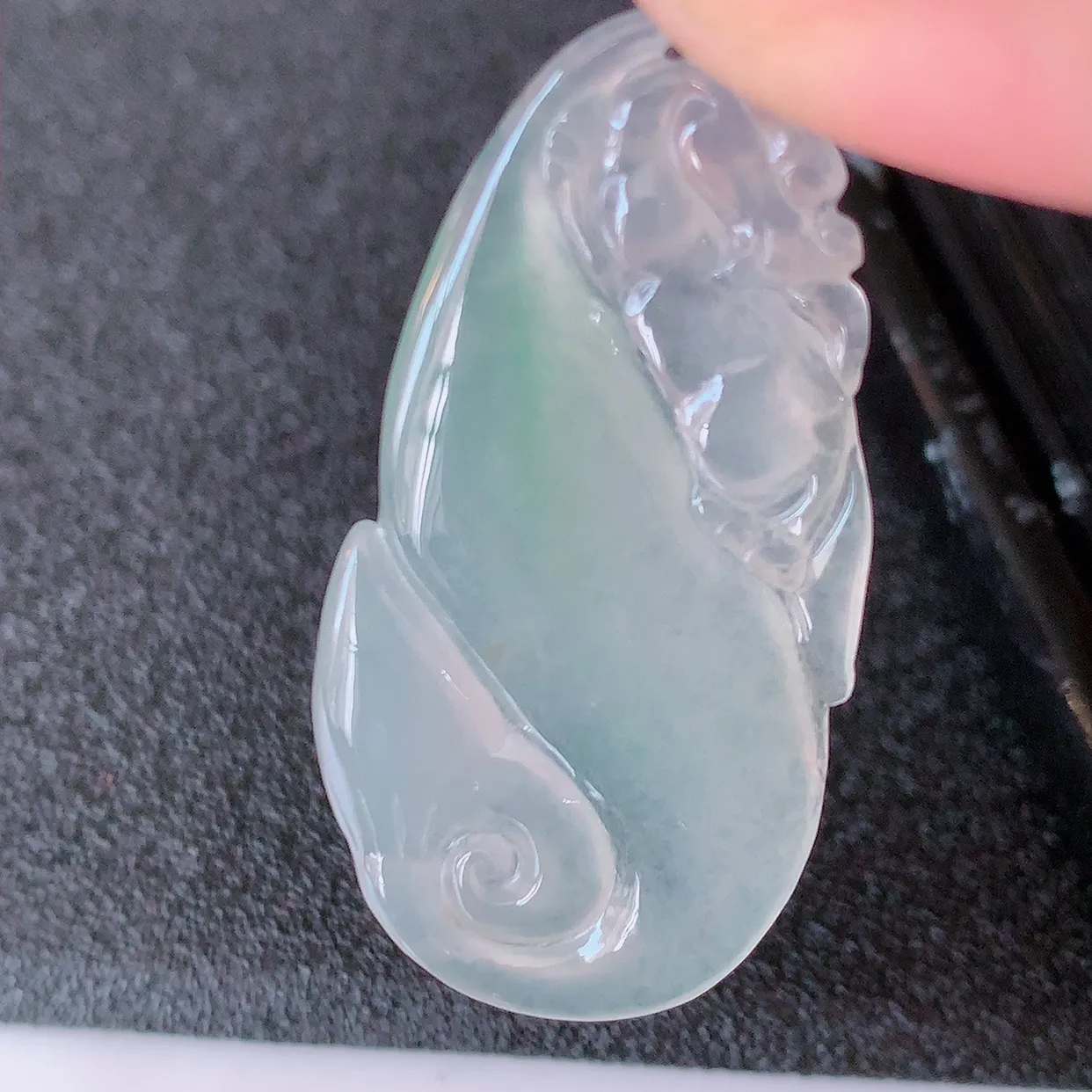 自然光实拍，冰种翡翠招财龙鱼吊坠，翠色灵动，种老水足，寓意好，品相佳，佩戴佳品！#41.27