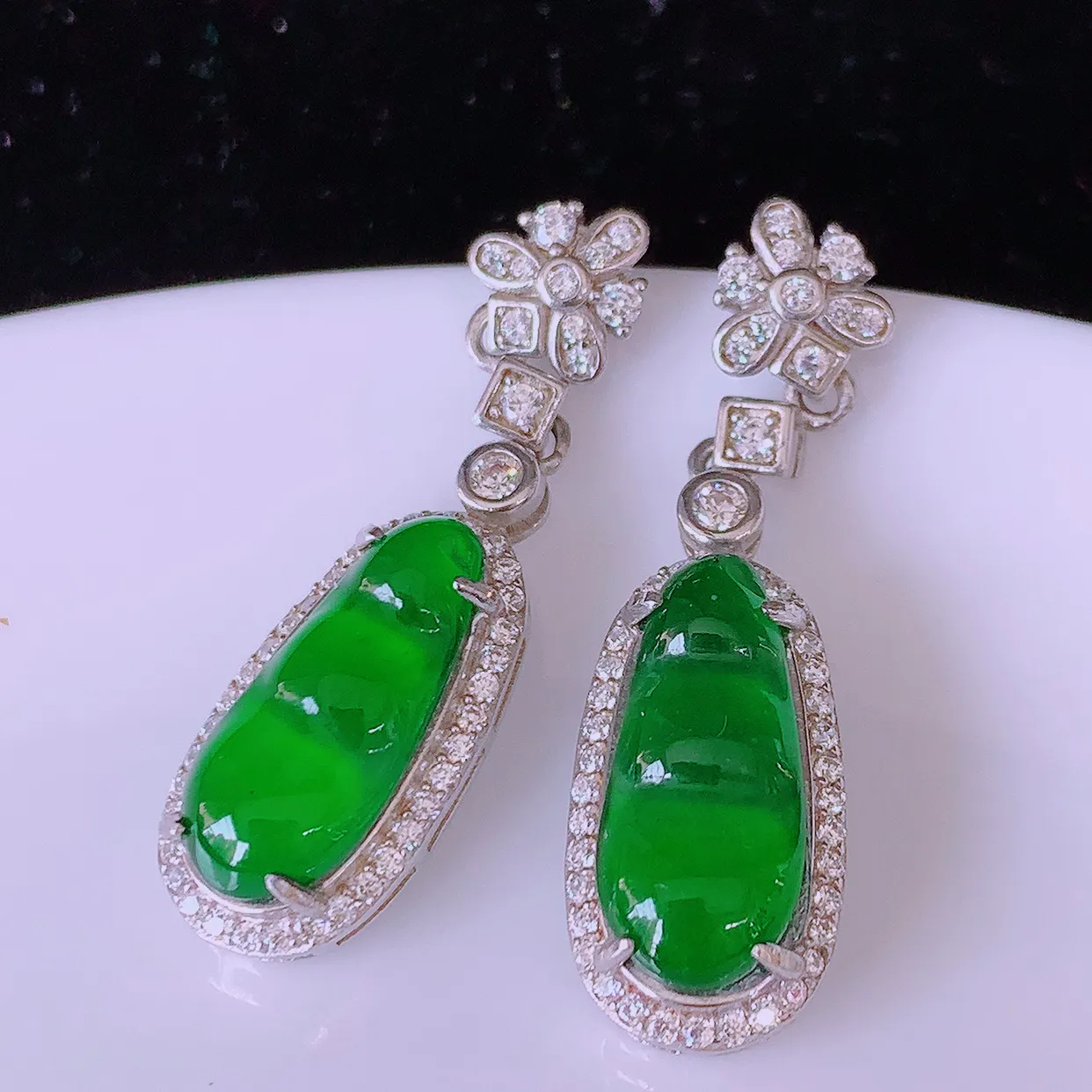 冰透满绿翡翠925银镶嵌福豆耳坠，自然光实拍，翠色灵动，颜色漂亮，种老水足，品相佳，佩戴佳品！#97.27整体31*9*5.2裸裸14.5*6.5