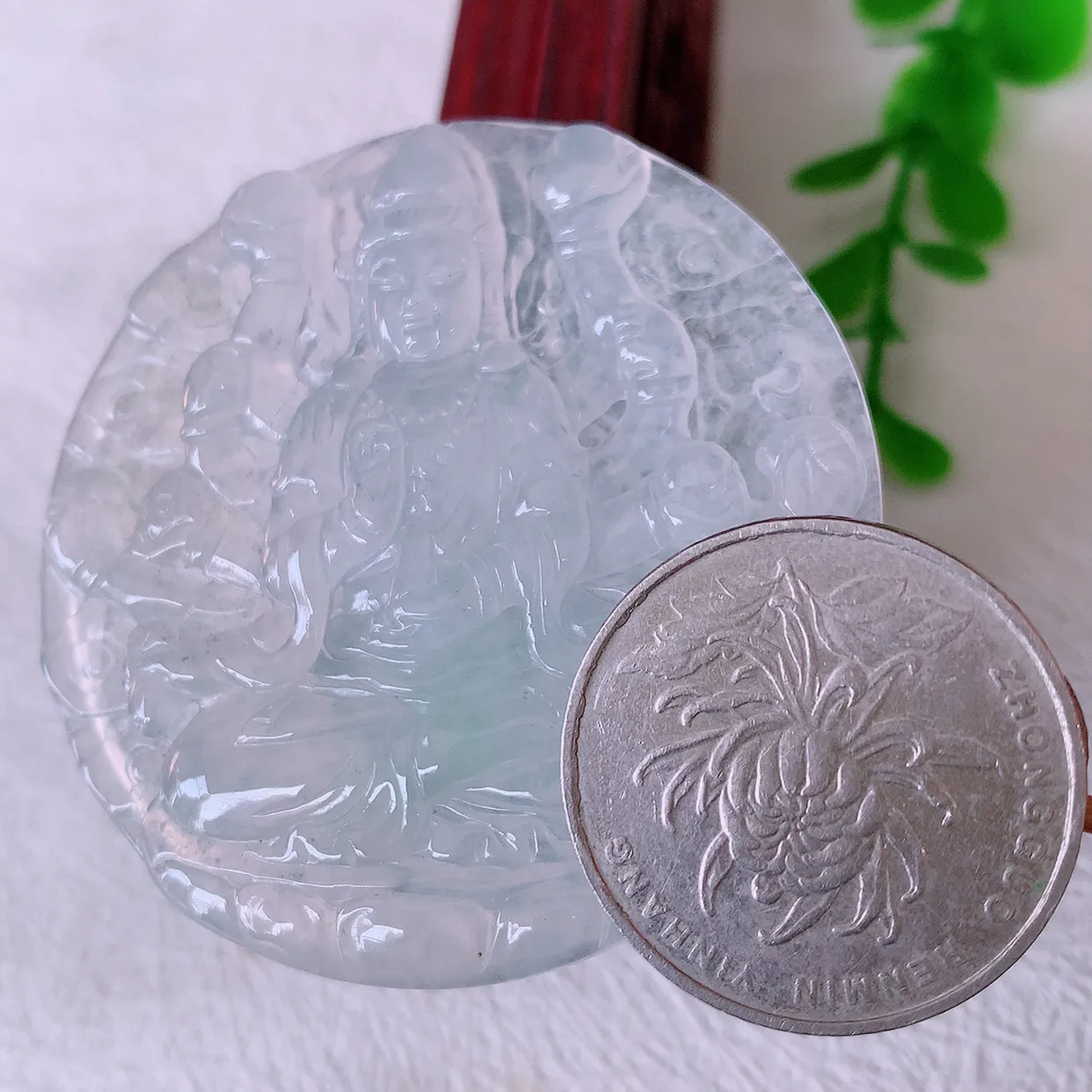 自然光实拍，冰种翡翠千手观音菩萨吊坠，冰透亮泽，美观亮丽，观音面相端庄#57.27