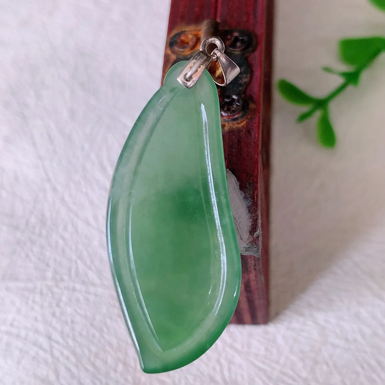自然光实拍，冰种满绿招财福瓜吊坠，翡翠福瓜招财瓜，冰润且起胶感，佩戴效果优雅迷人！#57.27配图银扣