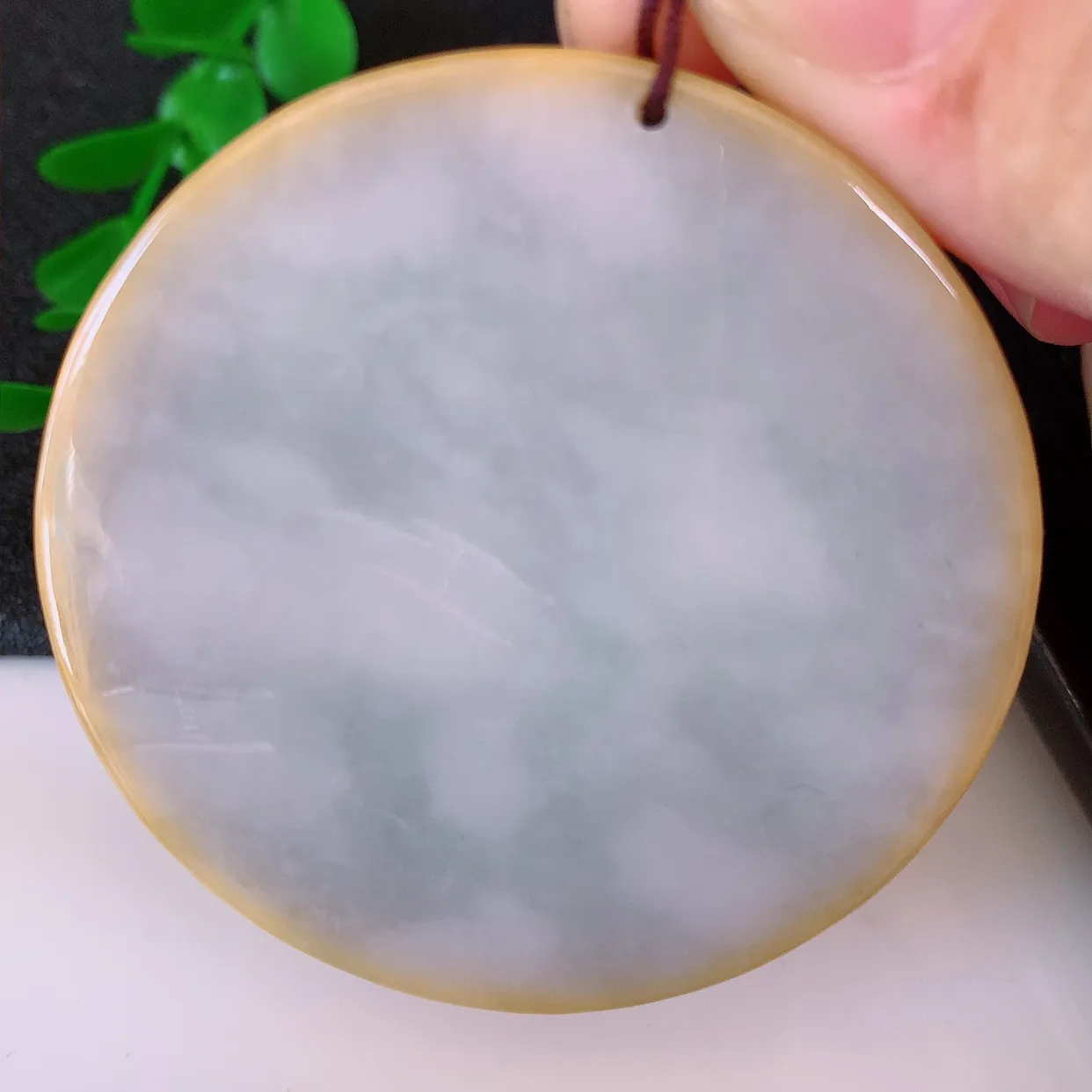 自然光实拍，特色黄翡双彩悟道吊坠，翡翠悟道寓意“祥和，安宁，吉祥，幸福”，佩戴效果优雅迷人，性价比超高！#60.25