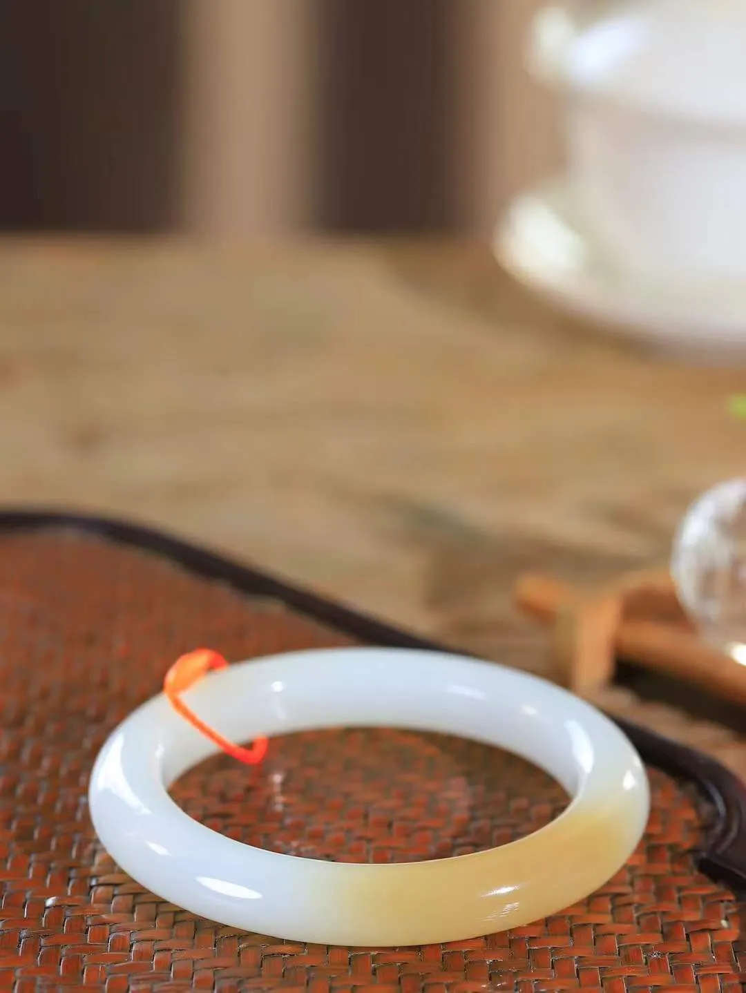 （柔情似水.手镯）

收藏级和田玉糖白玉手镯，玉质温润细腻，镯型饱满圆润，优雅知性，姽婳于幽静兮，