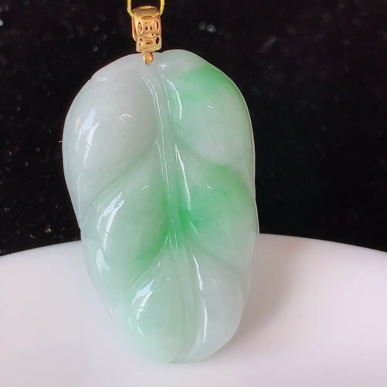 18K金镶嵌飘绿翡翠叶子吊坠 ，种水足，色泽清新，工艺精湛，叶子寓意美好；金枝玉叶，事业有成。#35.27