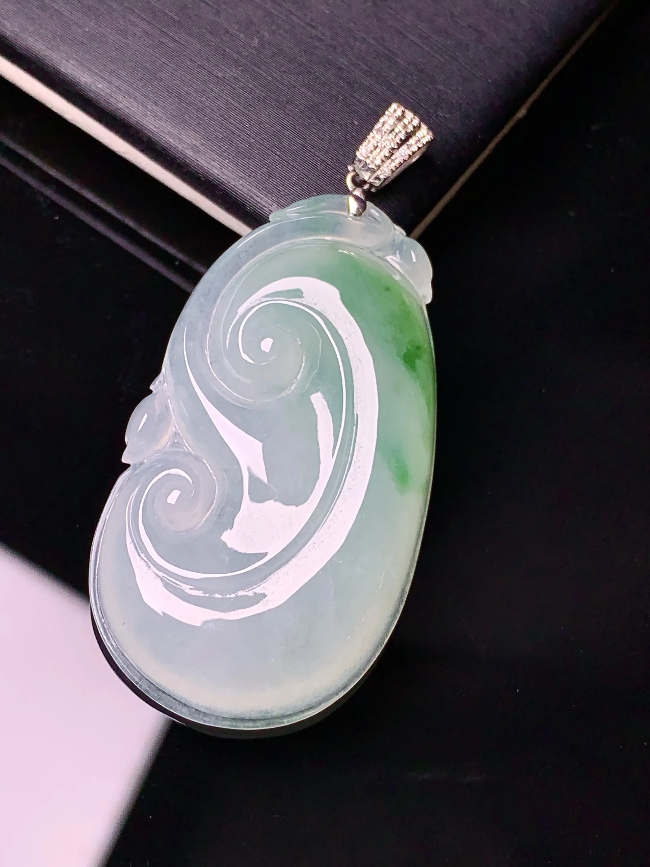 18k金镶嵌飘绿如意吊坠 玉质细腻 色泽艳丽清新 整体尺寸44*20.7*5.3