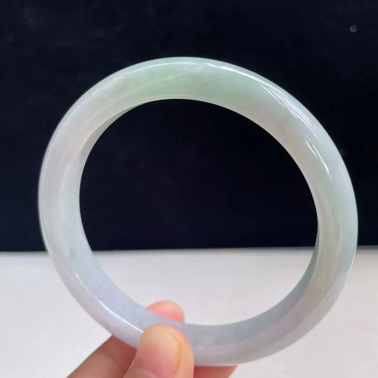 自然光拍摄天然翡翠A货飘绿好种水58mm正圈手镯 45.16克