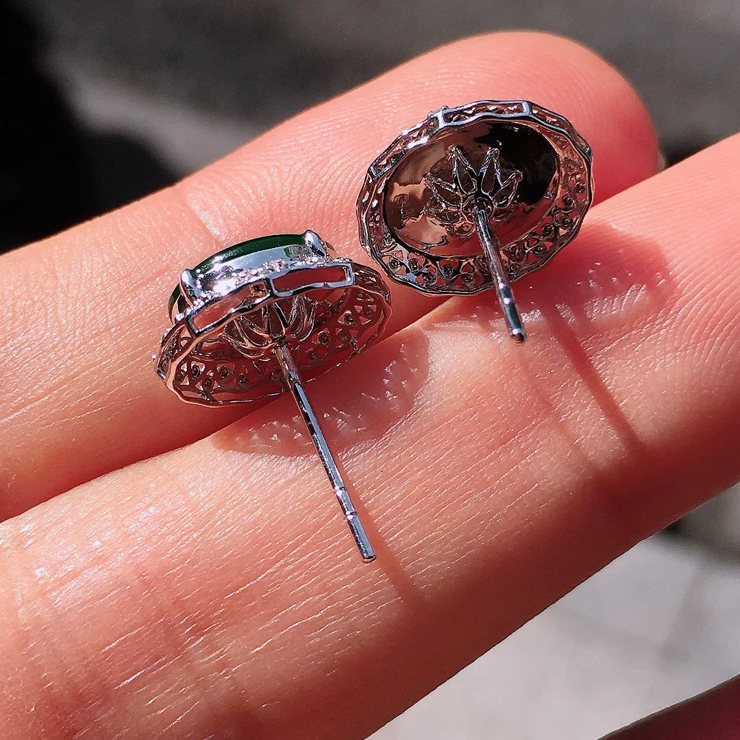 阳绿蛋面耳钉，色泽均匀艳丽，玉质细腻，荧光感超
强，饱满圆润，尽显优雅气质，18k
金豪华镶嵌