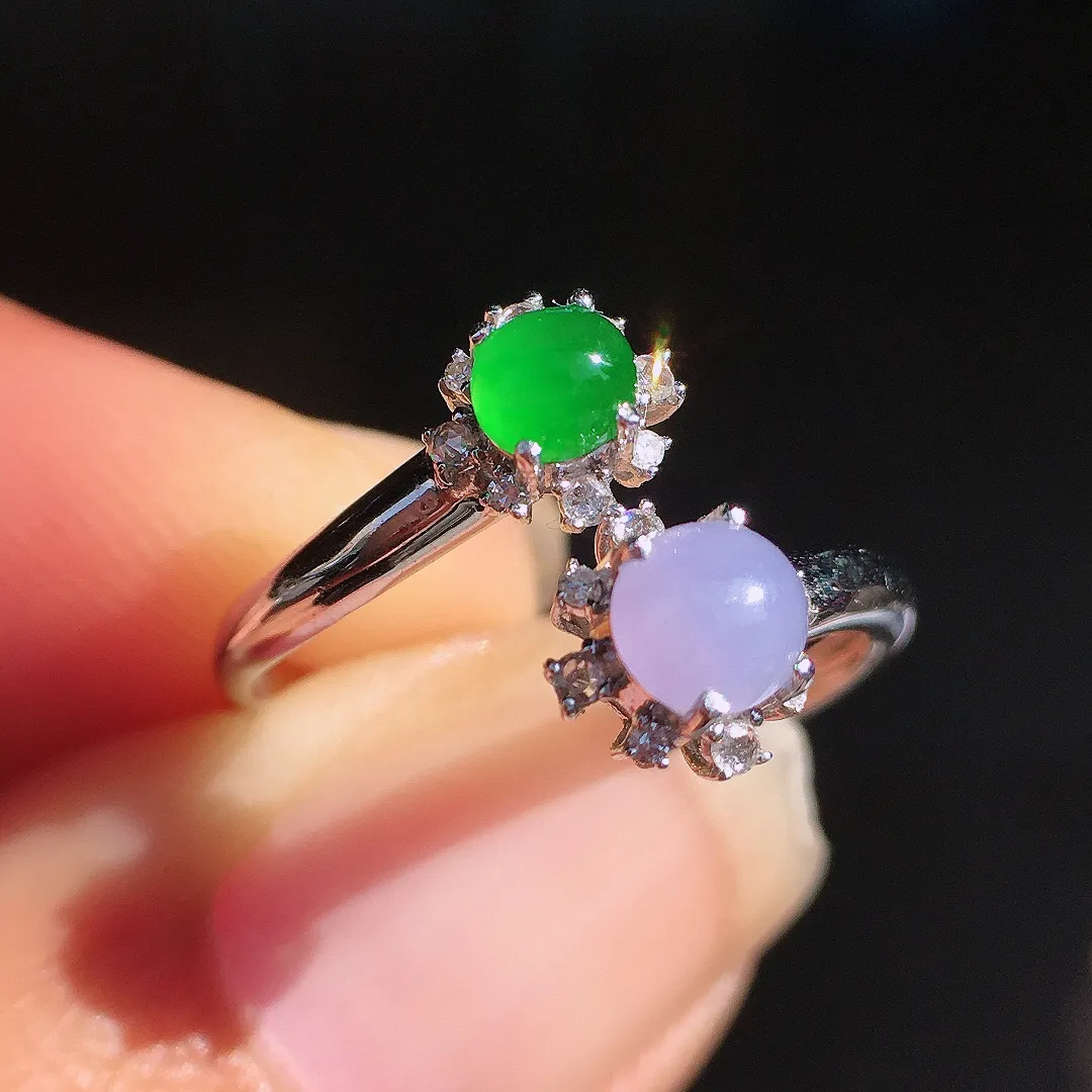（紫+绿）二合一戒指，色泽均匀艳丽，玉质细腻，荧光感超
强，饱满圆润，尽显优雅气质，18k
金豪华镶